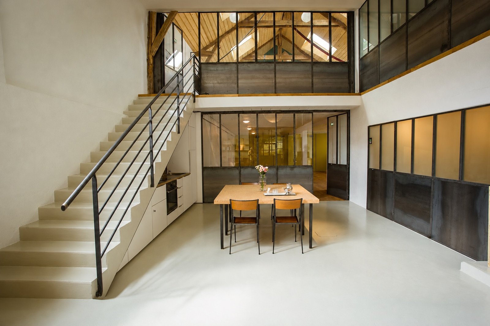 Ambiance générale du Plateau 25 — salle principale avec mezzanine