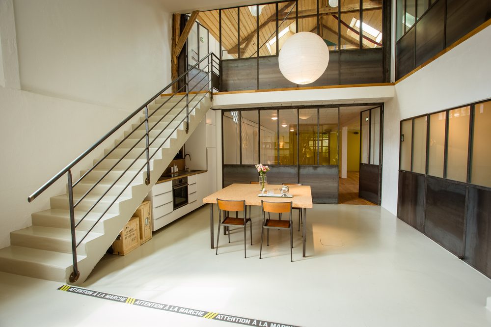 Ambiance du Plateau 25 — cuisine et escalier
