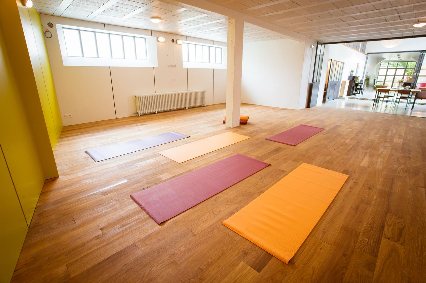 Salle 1 du Plateau 25 — tapis de yoga installes