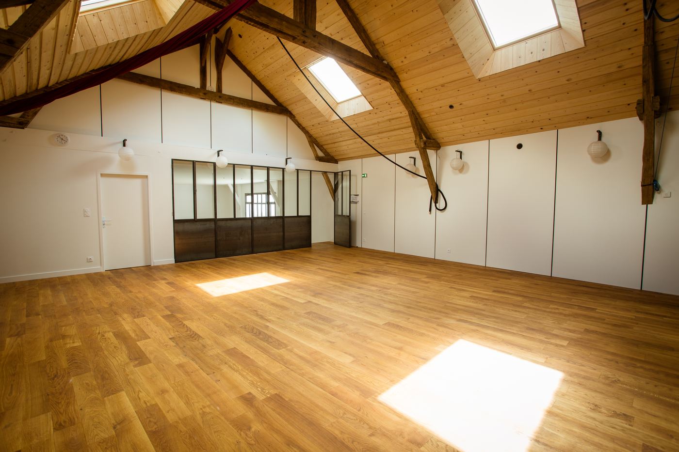 Salle 2 du Plateau 25 — verriere et parquet